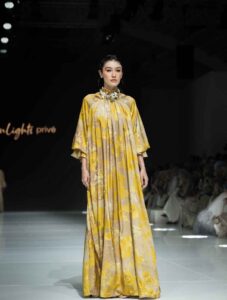 Silhouette busana longgar namun tetap fashionable untuk wanita sibuk yang butuh ruang bergerak - Perempuan Daya