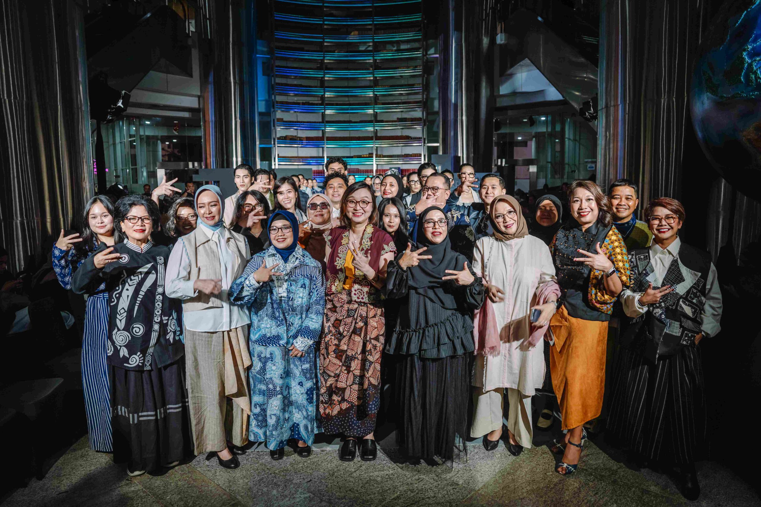 Desainer fesyen Indonesia memperkenalkan koleksi mereka di ASIK Fashion Connect 2025, acara yang menghubungkan kreativitas lokal dengan pasar global. Perempuan Daya